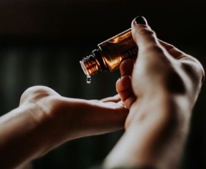 tropfende Flasche äthersicher Öle